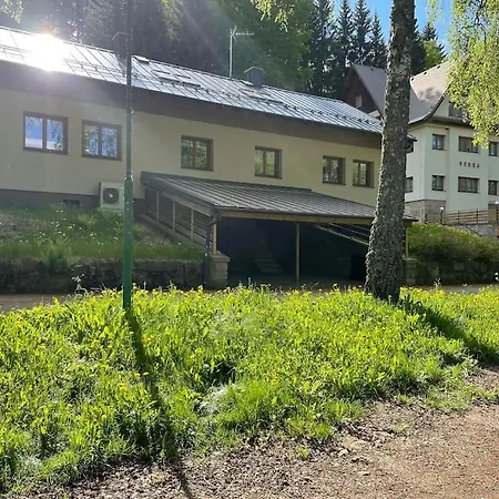 Srni-modry Podkrovi /dvojdomek U Vydra Lägenhet